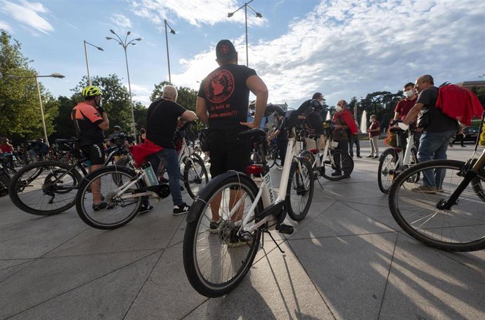 Archivo - Varias personas en bicicleta participan en la 'bicifestación'. 