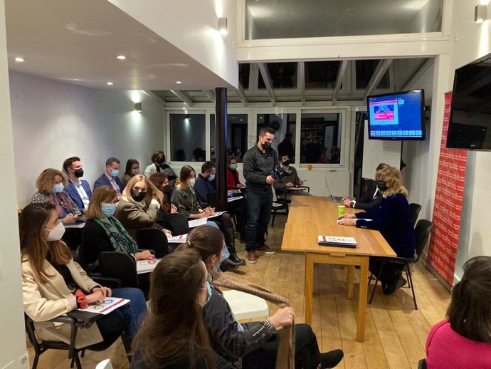 La consejera de Relaciones Ciudadanas, Ana Ollo, presenta el Plan de Acción Exterior a las personas navarras residentes en Bruselas