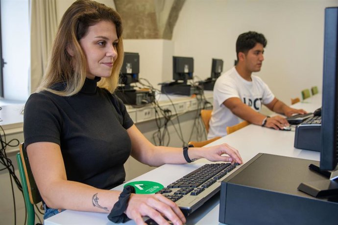 Archivo - Alumnos en un aula informática de la Escuela de Telecomunicación de la UPCT