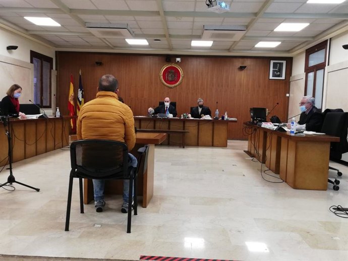 El acusado de haber violado a una mujer mientras dormía en Palma, sentado para el juicio en la Audiencia Provincial.