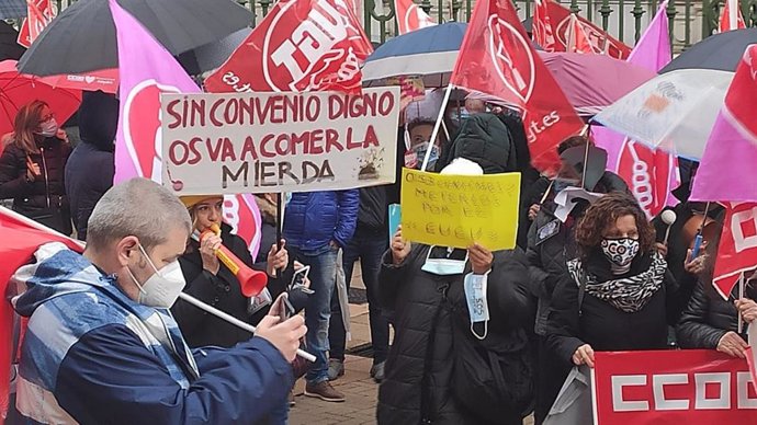 Protesta de trabajadores del sector de la limpieza frente a la sede del Gobierno asturiano