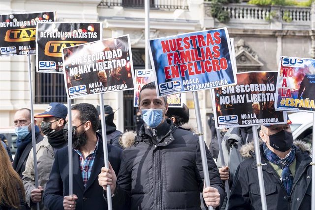 Varias personas con carteles en una concentración contra la reforma de la ‘Ley Mordaza’, frente a la Delegación del Gobierno, a 24 de noviembre de 2021, en Madrid, (España). 