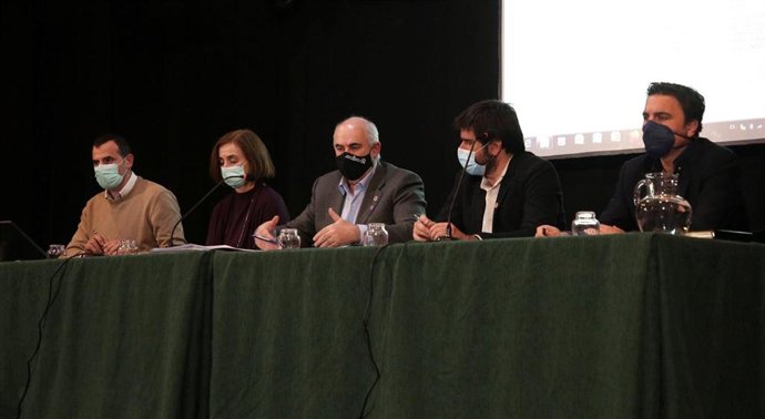 El consejero de Ordenación del Territorio, Vivienda, Paisaje y Proyectos Estratégicos, José M Aierdi (centro), duranta la jornada en la casa de cultura de Tafalla
