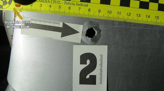 Imapacto de bala tras la tentativa de homicidio en Navalcán.