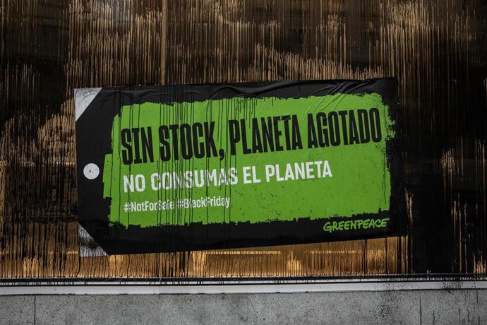 Gran Vía, Madrid, España.    Coincidiendo con la celebración del Black Friday, activistas de Greenpeace han llevado a cabo la clausura simbólica de establecimientos de moda rápida en la Gran Vía de Madrid bajo el lema Sin stock. Planeta agotado.