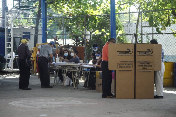 Archivo - Colegio electoral en San Salvador