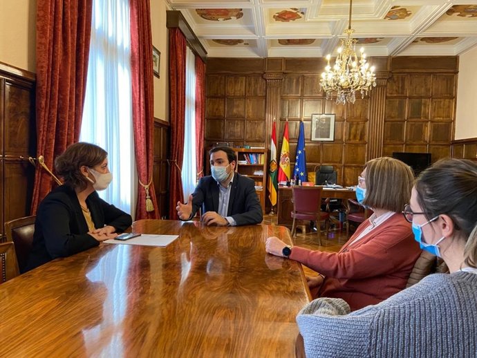 Reunión del ministro Alberto Garzón y la delegada del Gobierno riojano, María Marrodán, junto a representantes de ARJA