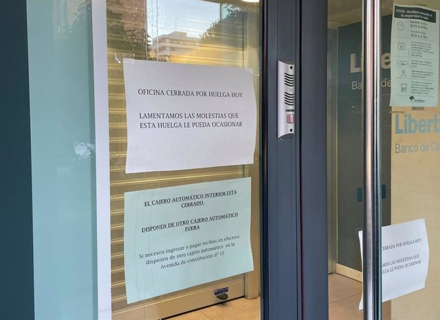 Oficina de Liberbank (Unicaja) en Titanes (Madrid) cerrada por la huelga general del 26 de noviembre de 2021.