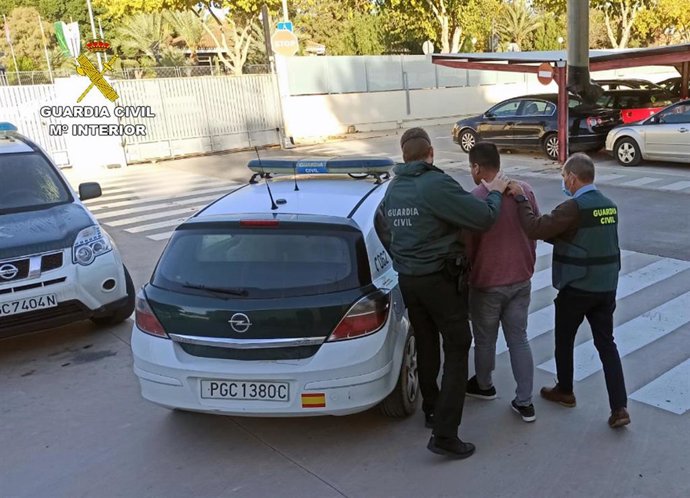 Dos agentes de la Guardia Civil acompañan al detenido