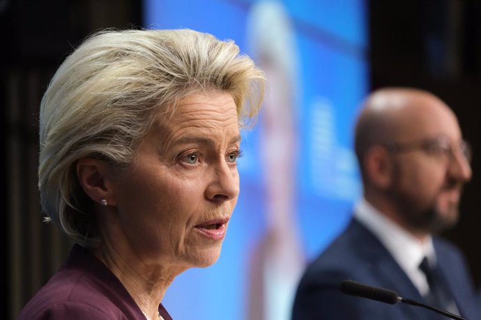 Archivo - HANDOUT - 22 October 2021, Belgium, Brussels: European Council President Charles Michel (R) and European Commission President Ursula Von der Leyen hold a press conference after attending the European Union summit at The European Council. Photo