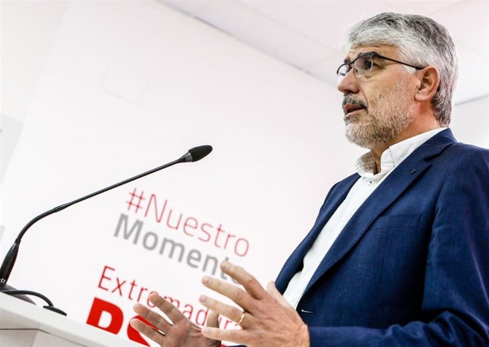 Valentín García, en rueda de rpensa en la sede del PSOE de Extremadura.