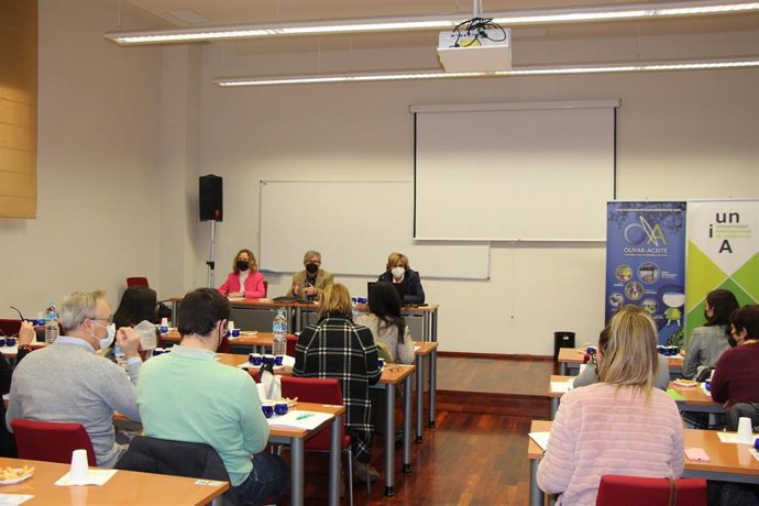 Jornada de cata en la sede de la UNIA de Baeza