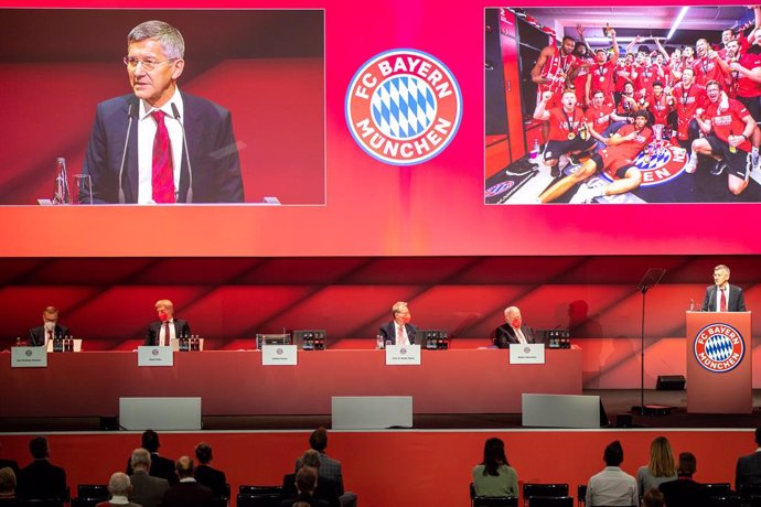 25 November 2021, Munich: Herbert Hainer (R), President of FC Bayern Munich, speaks at the Annual General Meeting. Boos, whistles and even loud shouts of "Hainer out" bring an unprecedented end to FC Bayern's general meeting. Photo: Ulrich Gamel/kolbert