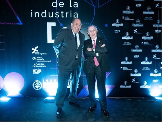 El presidente del Colegio de Ingenieros Industriales de Valladolid, Iñaki Bengoextea, junto a José Ramón Perán, tras la entrega del reconocimiento a su trayectoria profesional.