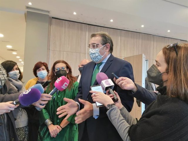El consejero clausura el Congreso Internacional de Cirugía Endovascular en Castilla-La Mancha en Guadalajara.