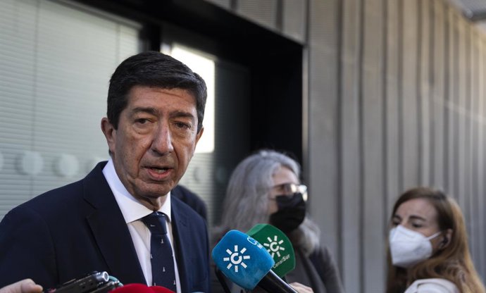 El vicepresidente de la Junta de Andalucía y consejero de Turismo, Regeneración, Justicia y Administración Local, Juan Marín, atiende a los medios de comunicación en la inauguración de las jornadas Justicia Juvenil en el Polígono Sur. A 22 de noviembre 