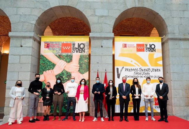 La presidenta de la Comunidad de Madrid, Isabel Díaz Ayuso, junto con el director general de Juventud, Nikolay Yordanov, y los premiados Talento Joven del año 2020.