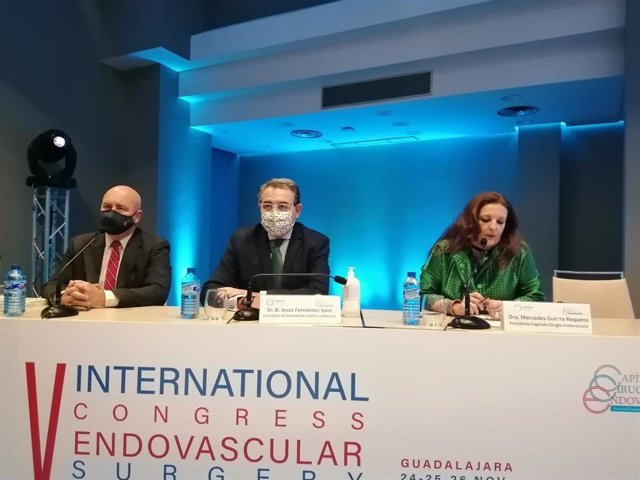 El consejero de Sanidad clausura el Congreso Internacional de Cirugía Endovascular en Castilla-La Mancha.