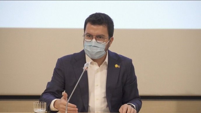El presidente de la Generalitat, Pere Aragons, en una rueda de prensa con estudiantes de Periodismo de la UPF.