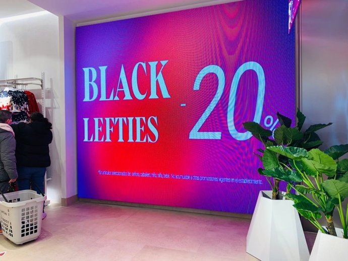 Las más de 100 marcas de Los Arcos brindan moda y complementos, decoración y hogar, cosmética y belleza, electrónica y tecnología, juguetes, alimentación, entre otros, todo lo que uno necesita emplazado en un mismo lugar.