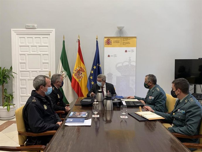 Reunión del subdelegado del Gobierno en Sevilla, Carlos Toscano, con la Policía Nacional y la Guardia Civil de la provincia.