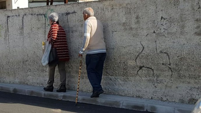 Archivo - Personas mayores pasean por las calles de Málaga, en una imagen de archivo