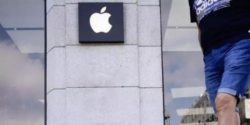 Una persona pasa junto a la tienda de Apple en la Puerta del Sol