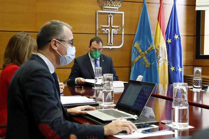 Reunión del Consejo de Gobierno, con el consejero de Salud, Pablo Fernández Muñíz, en primer plano.