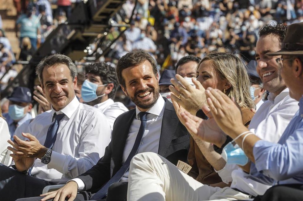 Archivo - El primer ministro griego, Kyriacos Mitsotakis, y el presidente del PP, Pablo Casado, en el acto de clausura de la Convención Nacional del PP, en la Plaza de Toros de Valencia, a 3 de octubre de 2021.