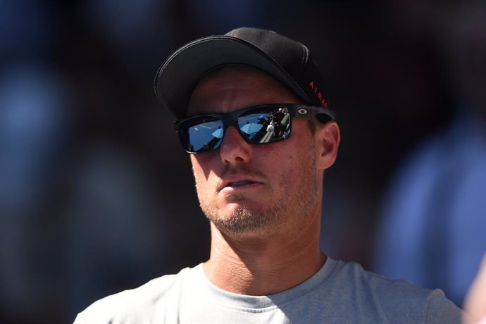 Archivo - 14 January 2019, Australia, Melbourne: Australian tennis player Lleyton Hewitt watches countryman Alex de Minaur in action against Portugal's Pedro Sousa during their men's singles round of 128 tennis match on the first day of the Australian O