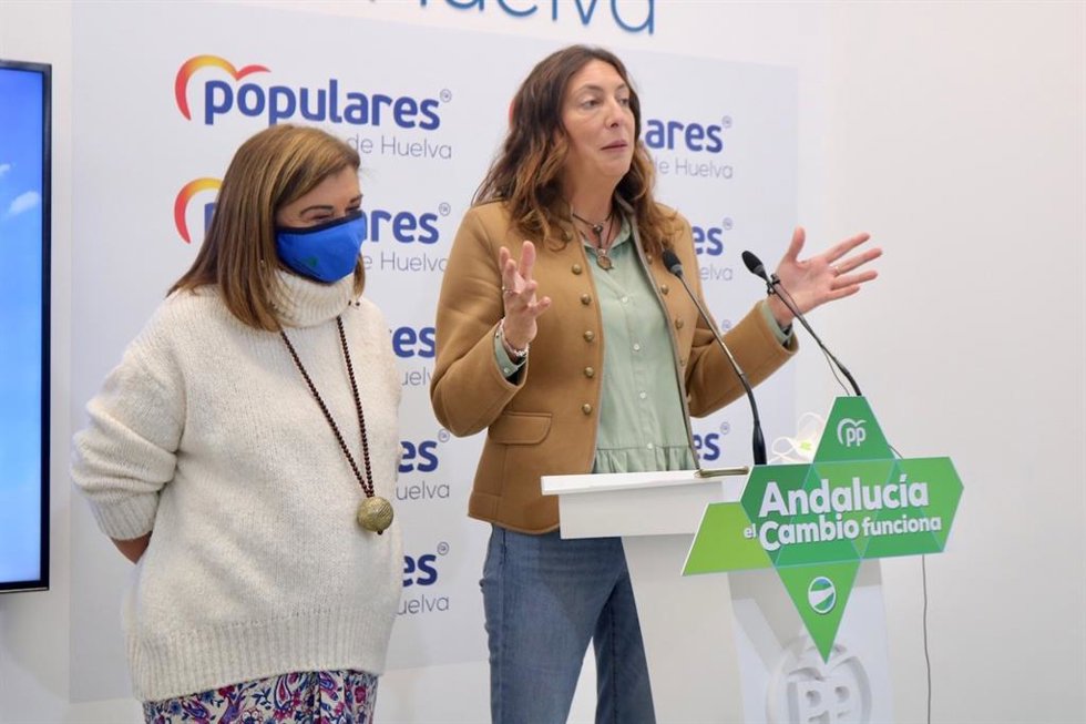 La secretaria general del PP andaluz, Loles López, en rueda de prensa en Huelva.