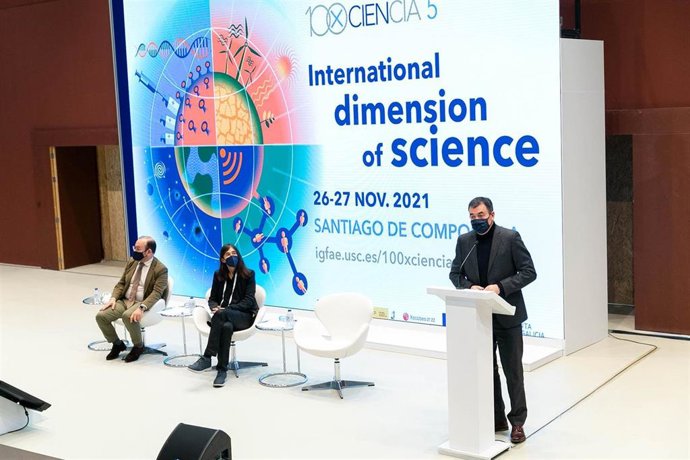 El conselleiro de Cultura, Educación e Universidade, Román Rodríguez; el rector de la USC, Antonio López; y la presidenta del SOMMa, María Blasco, participan en la inauguración del encontro anual 100xCiencia.5: International dimension of science