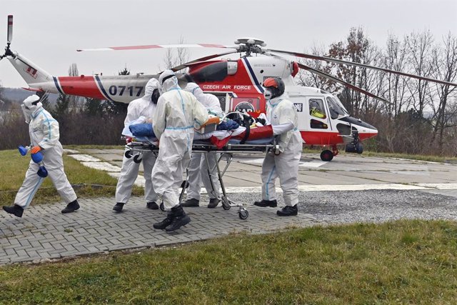 25 November 2021, Czech Republic, Prague: Paramedics of Prague's Motol University Hospital unload A covid-19 patient from an army helicopter, who was transported to Prague from Brno in a serious condition on 25 November 2021. Photo: ?imánek Vít/CTK/dpa