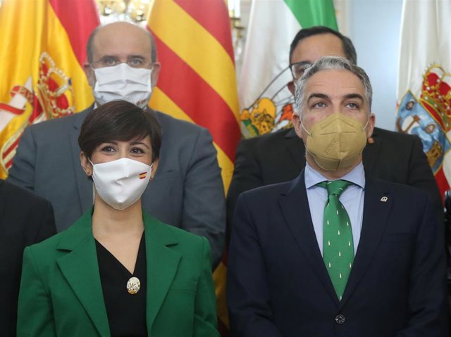 La ministra de Política Territorial y portavoz, Isabel Rodríguez, y el consejero de la Presidencia, Elías Bendodo, posan este viernes en Madrid ante la reunión del Comité Preparatorio de la Conferencia de Presidentes.