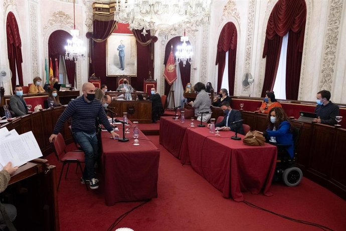 Momento en que los concejales del PP abandonan el Pleno de Cádiz.