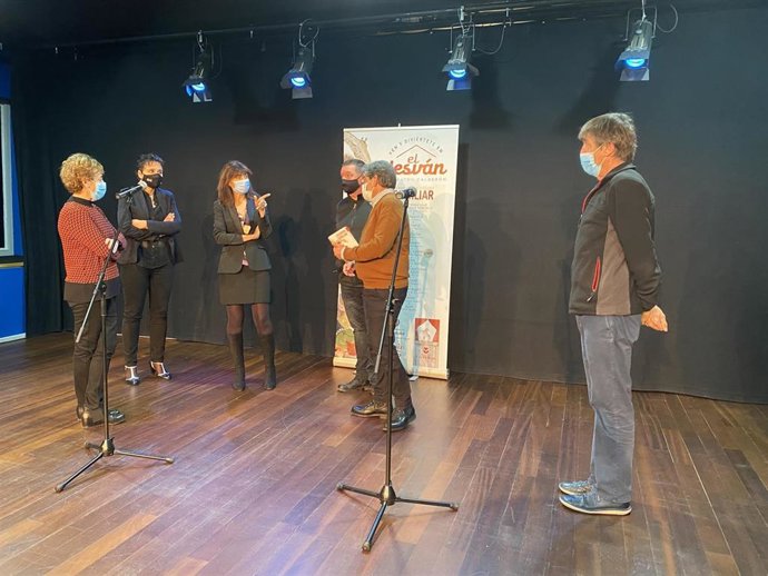 Ana Gallego (Teloncillo Teatro); Chari González; la concejal Ana Redondo; Chuchi Puebla; el director artístico del Calderón, José María Viteri, y Ángel Sánchez (Teloncillo) en la presentación de la temporada de El Desván.