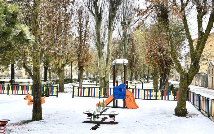 Un parque infantil de Maranchón cubierto de nieve, a 23 de noviembre de 2021, en Maranchón, Guadalajara, Castilla La-Mancha (España). Castilla y León y Castilla La-Mancha son dos de las seis comunidades que se encuentran en alerta naranja por lluvia, vi