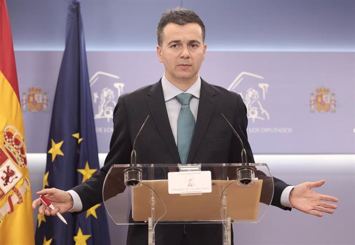 El portavoz del Grupo Parlamentario Socialista en el Congreso de los Diputados, Héctor Gómez, interviene en una rueda de prensa antes de participar en una Junta de portavoces del Congreso de los Diputados, a 22 de noviembre de 2021, en Madrid (España).