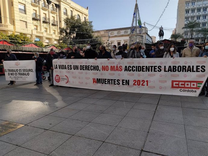 Los sindicatos CCOO y UGT se concentran por una muerte en accidente laboral en la provincia de Córdoba, la número 14.