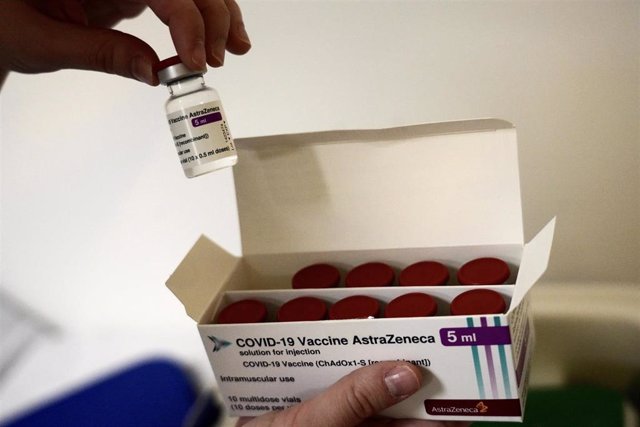 Archivo - Dosis de AstraZeneca administradas en el Hospital de Basurto, que ha reanudado la vacunación