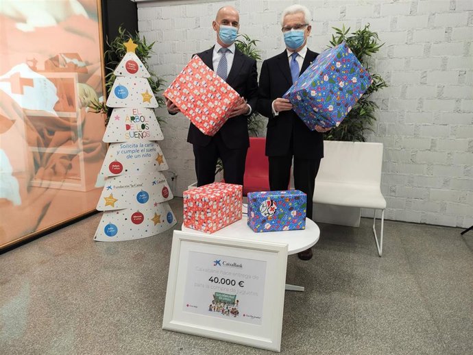 El presidente autonómico de Cruz Roja, José Varela, (d) y el responsable de Acción Social de la Territorial de CaixaBank en Castilla y León, Javier Marín (i).