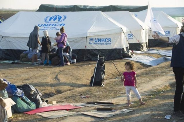 Niña refugiada jugando en un campamento