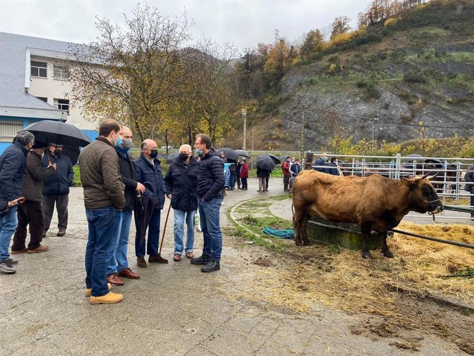 El portavoz de Foro en la Junta General, Adrián Pumares,con vicesecretario de Implantación Territorial del partido, Enrique Lanza, y el portavoz forista en el Ayuntamiento de Aller, Genaro Rodríguez en el Mercaón de Cabañaquinta.