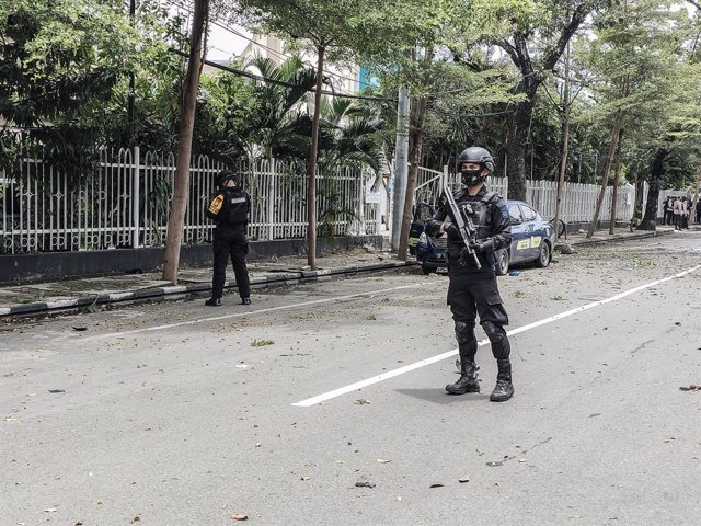 Archivo - 28 March 2021, Indonesia, Makassar: South Sulawesi Regional Police Mobile Brigade members stand guard in front of Makassar Cathedral Church after a bomb explosion. Police said nine people were injured and it was likely a suicide bombing and that