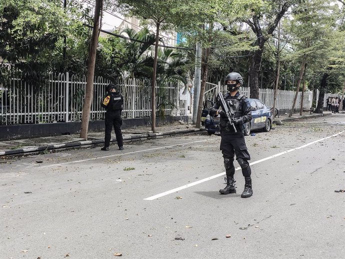 Archivo - 28 March 2021, Indonesia, Makassar: South Sulawesi Regional Police Mobile Brigade members stand guard in front of Makassar Cathedral Church after a bomb explosion. Police said nine people were injured and it was likely a suicide bombing and th