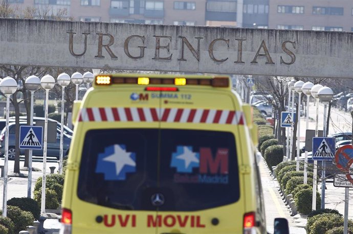 Archivo - Cartel de Urgencias y ambulancias, ambulancia del SUMMA 112 en Madrid