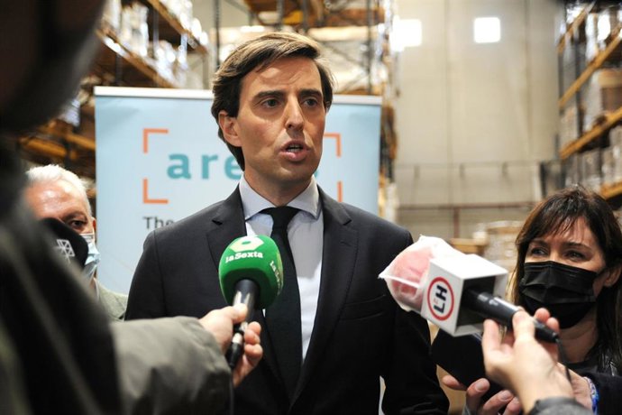 El vicesecretario de Comunicación del Partido Popular, Pablo Montesinos, responde a los medios durante una visita a Total Safe Pack, a 26 de noviembre de 2021, en L'Hospitalet de Llobregat, Barcelona, Catalunya, (España). La visita tiene como objetivo c