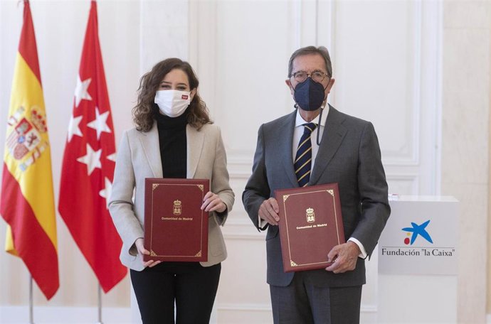 La presidenta de la Comunidad de Madrid, Isabel Díaz Ayuso, posa con el director general de la Fundación la Caixa, Antonio Vila Bertrán, tras la firma de un convenio marco de colaboración,  en la Sede de la Presidencia de la Comunidad de Madrid, a 26 