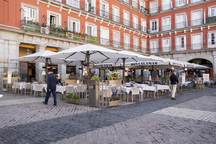 Varias mesas de un restaurante en una terraza, a 8 de noviembre de 2021, en Madrid, (España). El proyecto de la nueva ordenanza de Terrazas establece que las terrazas Covid de la capital continúen dos años más vigente, salvo en aquellas zonas que estén 