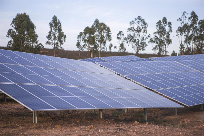 Archivo - La planta fotovoltaica de Andévalo, en Puebla de Guzmán (Huelva).